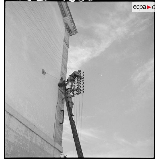 Entretien des lignes électriques au 19e BG d'Alger.