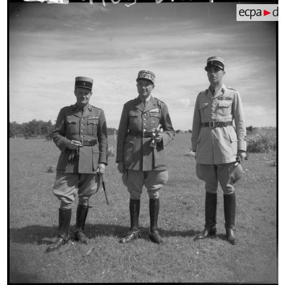 Portrait en pied du général de brigade Bois et de deux commandants.