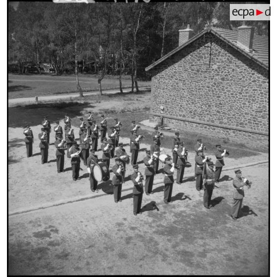 Vue en plongée sur la fanfare du 5e régiment de la Garde de Limoges.