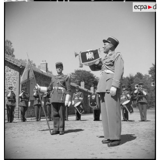 La fanfare du 5e régiment de la Garde de Limoges, le chef de fanfare au clairon.