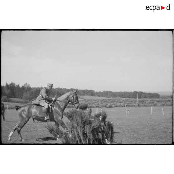 Le général de brigade Bois à cheval.