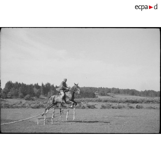 Le général de brigade Bois à cheval.