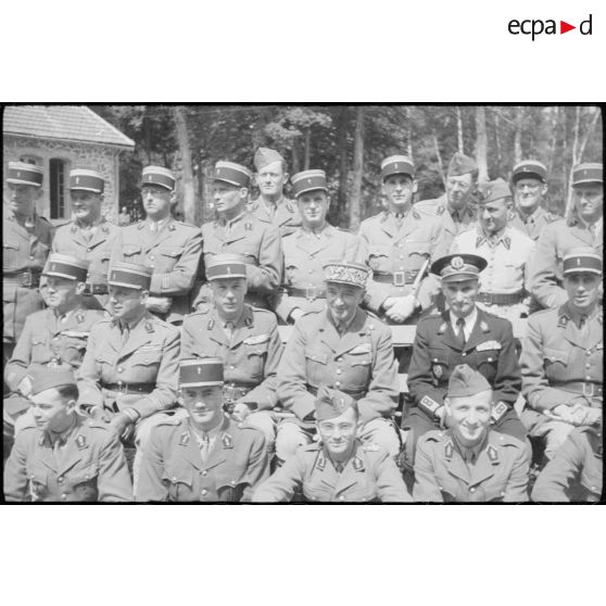 Photographie de groupe de l'état-major de la 2e brigade de la Garde de Chamalières, rassemblé autour du général de brigade Bois.