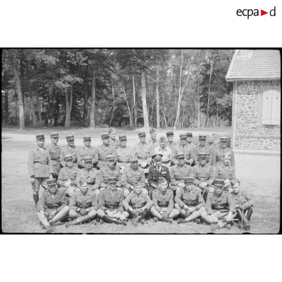 Photographie de groupe de l'état-major de la 2e brigade de la Garde de Chamalières, rassemblé autour du général de brigade Bois.