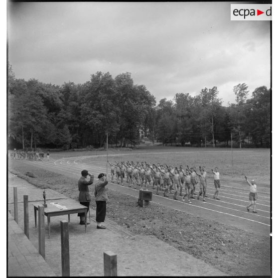 Défilé d'athlètes sur le stade du centre d'éducation Bayard.