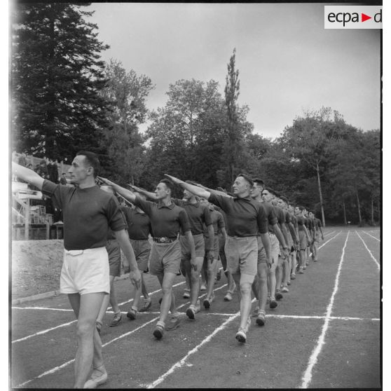 Défilé d'athlètes sur le stade du centre d'éducation Bayard.