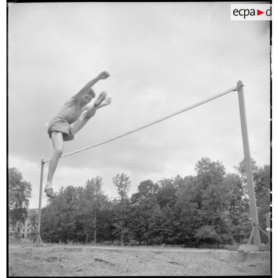 Epreuve de saut en hauteur au centre d'éducation Bayard.