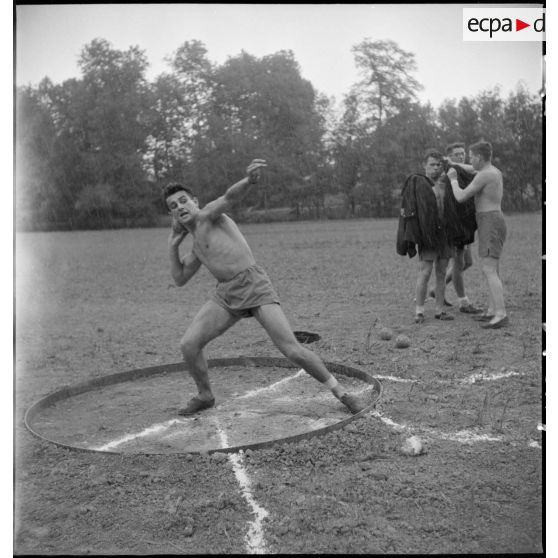 Epreuve de lancer de poids au centre d'éducation Bayard.