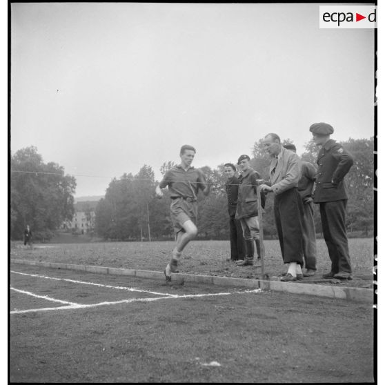 Arrivée d'une épreuve de course à pied au centre d'éducation Bayard.
