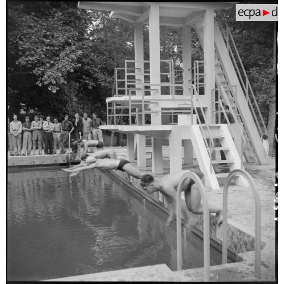 Départ d'une épreuve de natation au centre d'éducation Bayard.