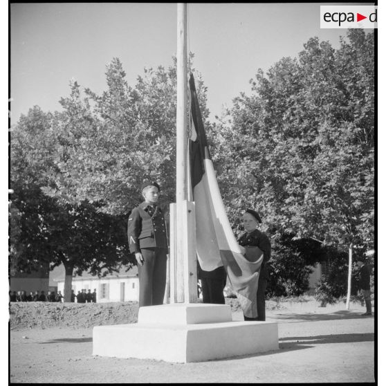 Cérémonie des couleurs à l'établissement d'éducation des Andelys, replié à Béziers.