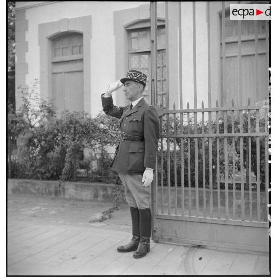 Un général de brigade arrive à l'établissement d'éducation des Andelys, replié à Béziers.