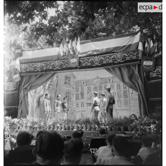 Représentation théâtrale lors de la fête de fin d'année à l'établissement d'éducation des Andelys, replié à Béziers.