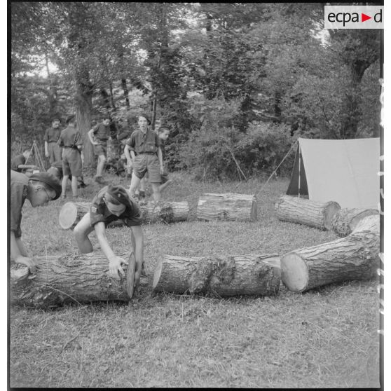 Installation du camp de scouts de l'établissement d'éducation de Billom.