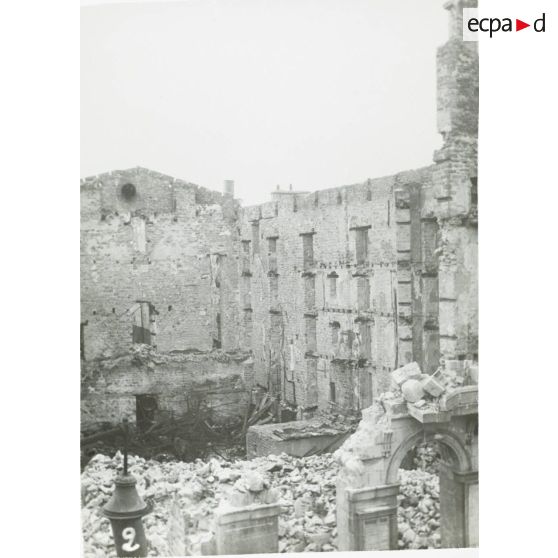 2. L'intérieur du théâtre. [légende d'origine]