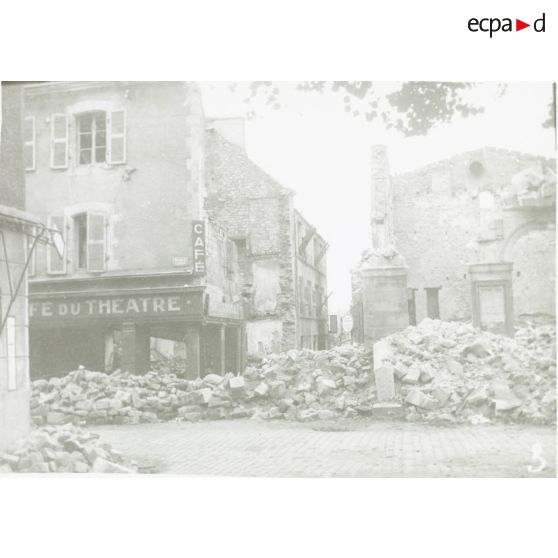 3. Le café du Théâtre ; la rue Racine. [légende d'origine]