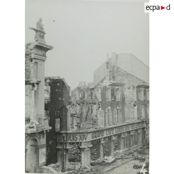 4. Le café Louis XIV. [légende d'origine]