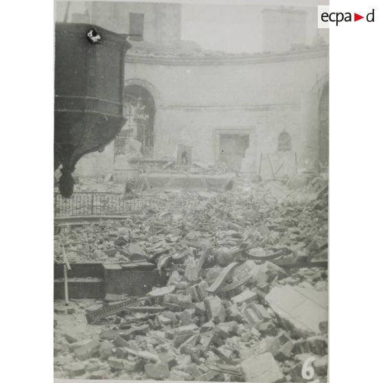 6. L'intérieur de l'église Saint-Louis. [légende d'origine]