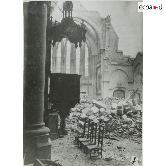 7. L'intérieur de l'église Sainte Anne d'Arvor. [légende d'origine]