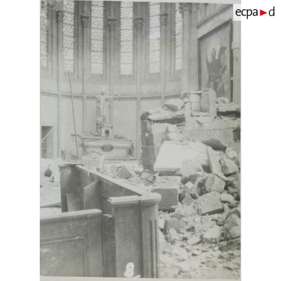 8. Le maître autel de l'église Sainte Anne d'Arvor (1er plan). [légende d'origine]