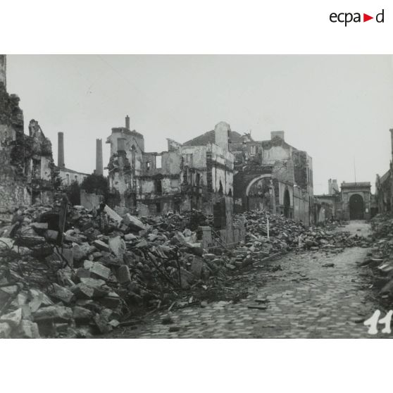 11. La rue du Lycée entre le café de la Halte et la porte de l'Arsenal. [légende d'origine]