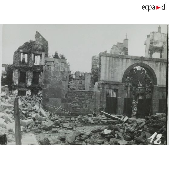 12. La façade du lycée Dupuy de Lôme. [légende d'origine]