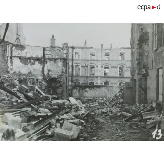 13. Le lycée vu de la rue de la Mairie. [légende d'origine]