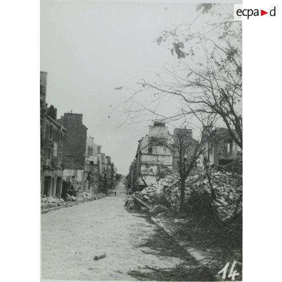 14. La rue du Morbihan vue de la rue Saint-Louis. [légende d'origine]