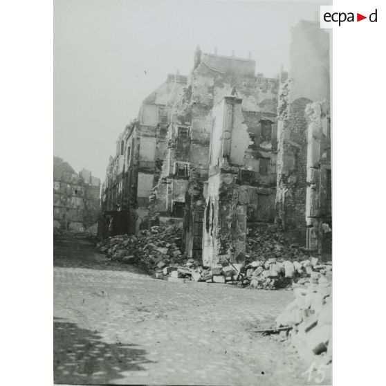 15. La rue des Colonies entre la rue du Morbihan et la rue P. Bert. [légende d'origine]