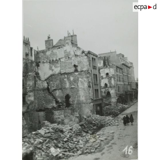 16. La rue du Morbihan vue de la rue Saint-Pierre. [légende d'origine]