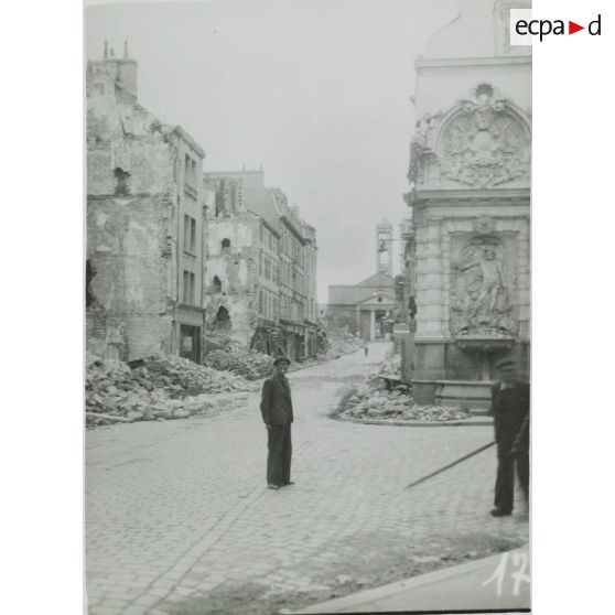 17. La rue du Morbihan entre la rue Saint-Pierre et l'église Saint-Louis. [légende d'origine]