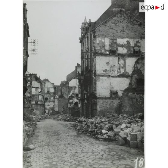 18. La rue des Fontaines entre « Novelia » et « Pigier ». [légende d'origine]