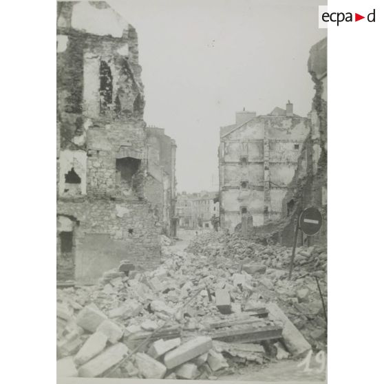 19. La rue des Fontaines entre la rue P. Bert et la place Alsace-Lorraine. [légende d'origine]