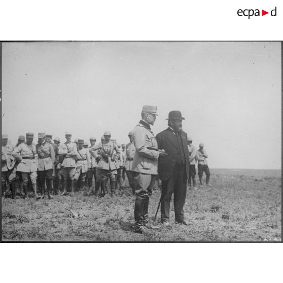 Voyage de monsieur Albert Thomas sur le front roumain. Le roi et M. Thomas. [légende d'origine]