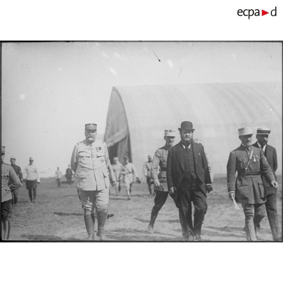 Voyage de monsieur Albert Thomas sur le front roumain. Visite au camp d'aviation française. [légende d'origine]