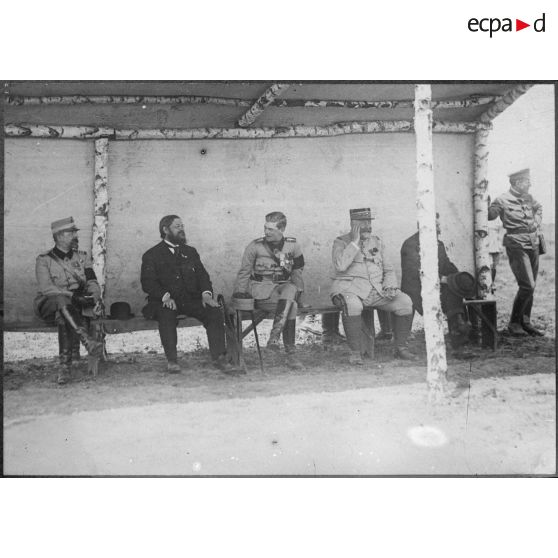 Voyage de monsieur Albert Thomas sur le front roumain. Le roi, M. Thomas, le prince Carol, le général Berthelot. [légende d'origine]