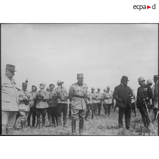 Voyage de monsieur Albert Thomas sur le front roumain. Le roi et M. Thomas. [légende d'origine]