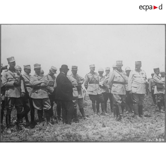 Voyage de monsieur Albert Thomas sur le front roumain. Le roi et M. Thomas. [légende d'origine]