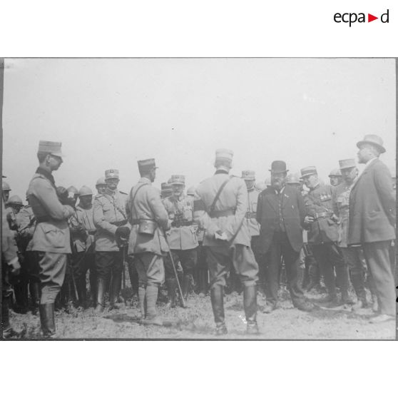 Voyage de monsieur Albert Thomas sur le front roumain. Le roi et M. Thomas. [légende d'origine]