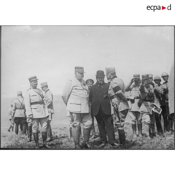 Voyage de monsieur Albert Thomas sur le front roumain. Le roi et M. Thomas. [légende d'origine]