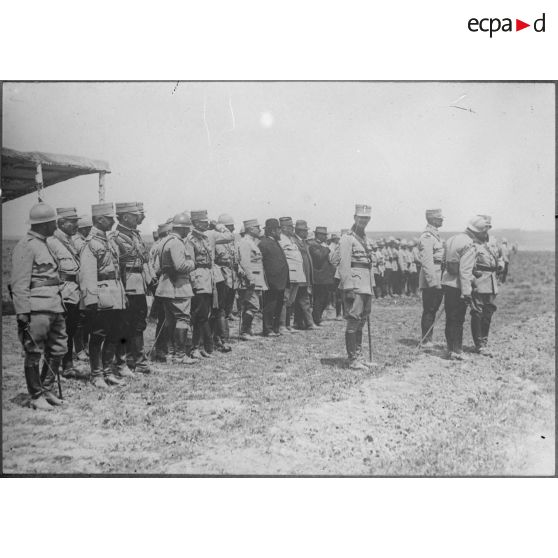 Voyage de monsieur Albert Thomas sur le front roumain. Le roi et M. Thomas. [légende d'origine]