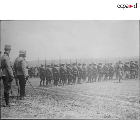 Voyage de monsieur Albert Thomas sur le front roumain. [légende d'origine]