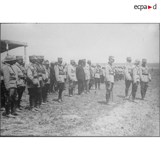 Voyage de monsieur Albert Thomas sur le front roumain. [légende d'origine]