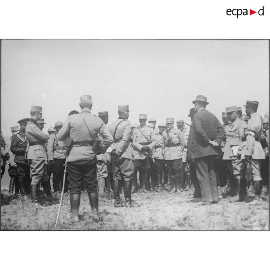 Voyage de monsieur Albert Thomas sur le front roumain. [légende d'origine]