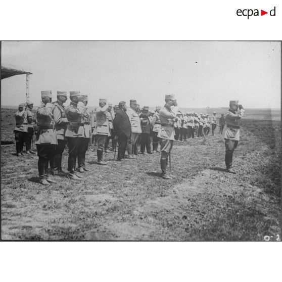 Voyage de monsieur Albert Thomas sur le front roumain. [légende d'origine]