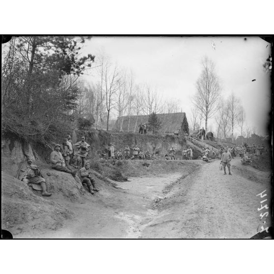 Près de la ferme du Goulot (environs de Jonchery-sur-Marne, Marne). Vue d’ensemble du cantonnement. Au 1er plan les territoriaux mangeant la soupe. [légende d’origine]
