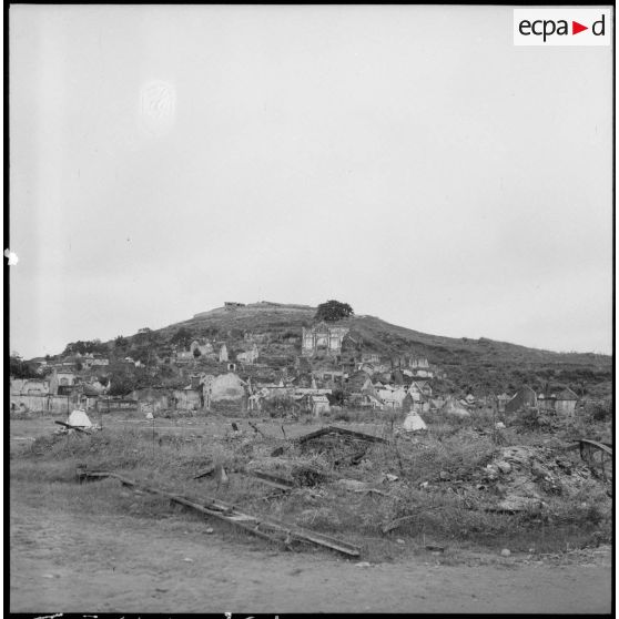 Village de Dap Cau détruit en 1946 par le Viêt Minh. En arrière-plan en haut, le poste.