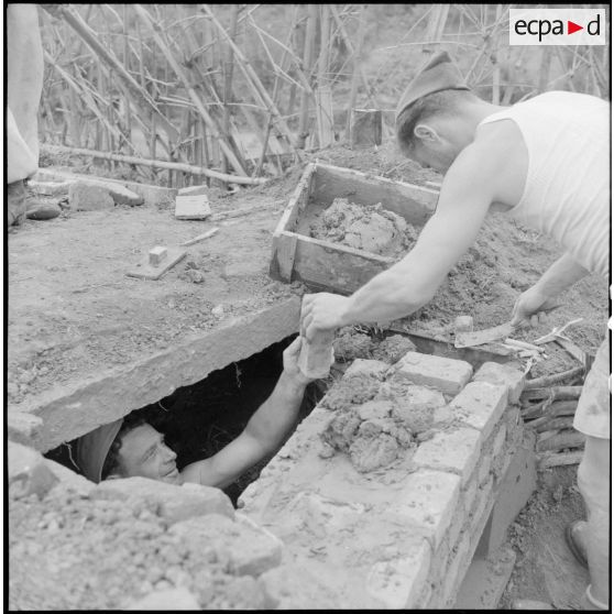Soldats au travail pendant la construction d'un blockhaus de l'embarcadère n° 3 sur le Fleuve Rouge.