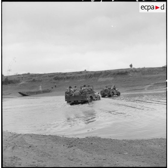Des éléments du 8e bataillon de chasseurs parachutistes en opération dans le secteur de Son Tay le 29 mars 1951.