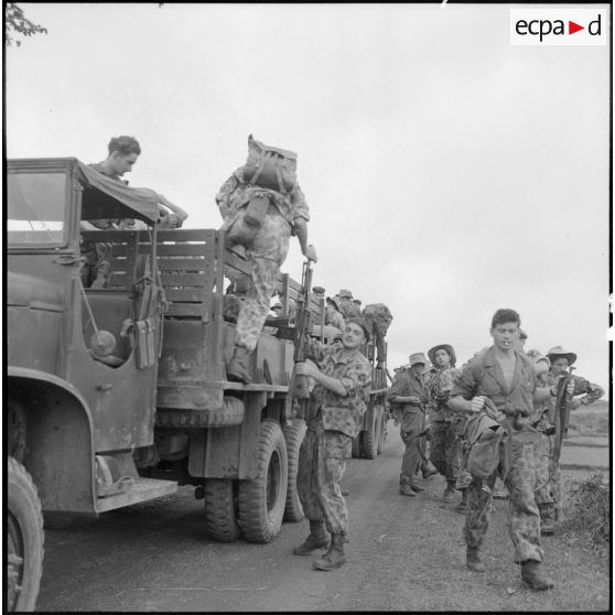 Des éléments du 8e bataillon de chasseurs parachutistes (8e BCP) descendent d'un GMC (General Motors Company).